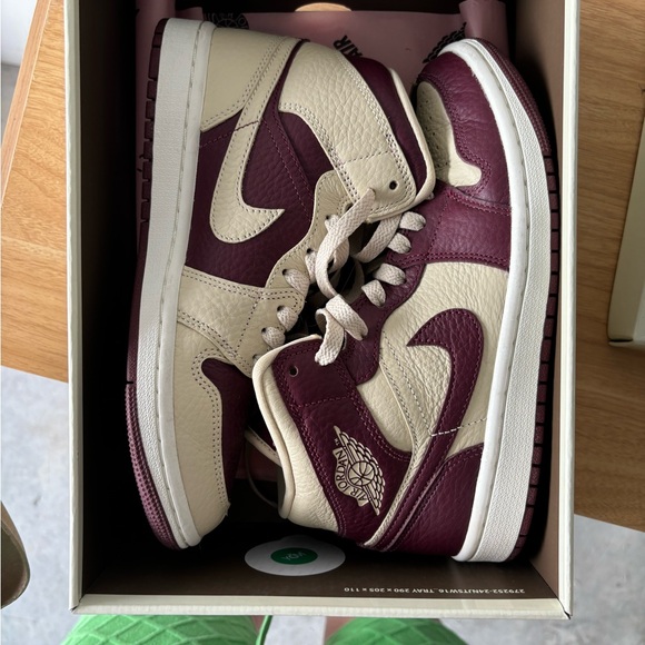 WMNS AIR JORDAN 1 MID SE(Beach/Cherrywood RedSail Plage/Voile/Cerise Bois Rouge) - Picture 4 of 6